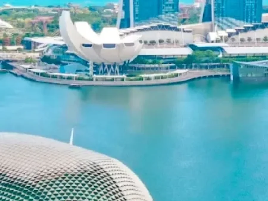 Singapur vergi sistemi ve şirket kurmanın avantajlarını gösteren iş merkezi görüntüsü