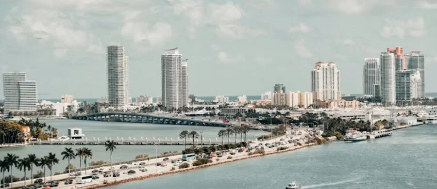 Bahamalar’da IBC şirket kuruluşu için Nassau finans merkezi görünümü