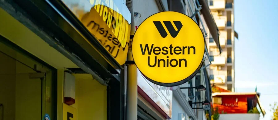 Western Union şubesi vitrini ve önünden geçen yayalar