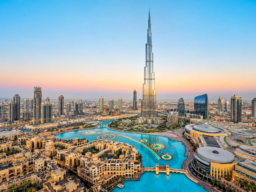 Burj Khalifa, çevresindeki gökdelenler ve turkuaz su alanı.